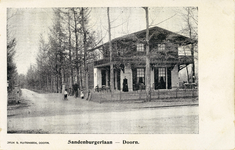 9232 Gezicht in de Sandenburgerlaan bij Doorn uit het noorden, met rechts de voorzijde van het restaurant Het Wapen van ...